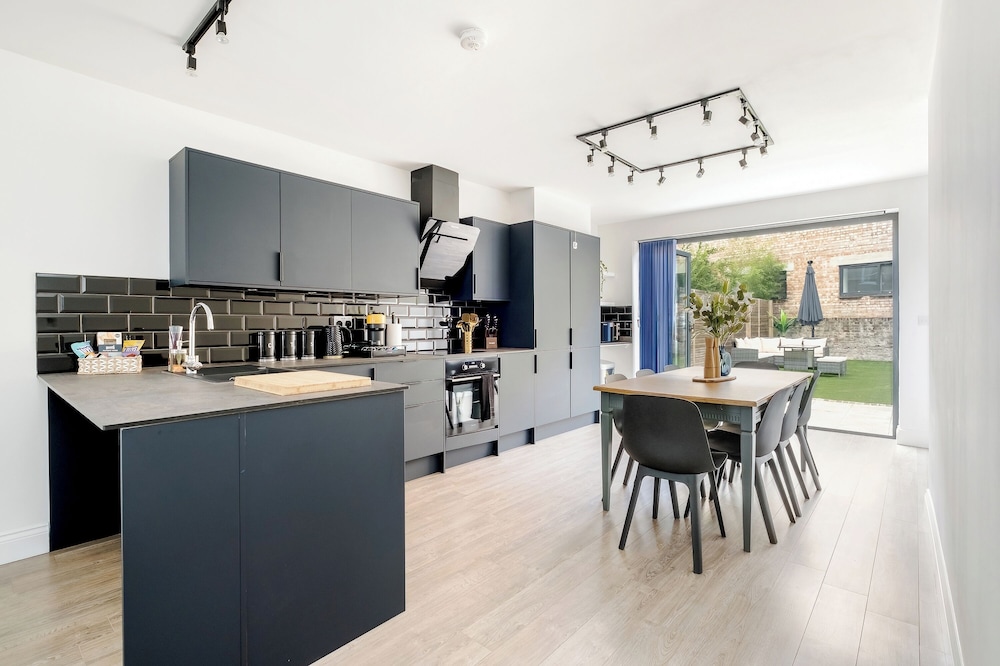 Luxury 4 Bedroom House in Central London