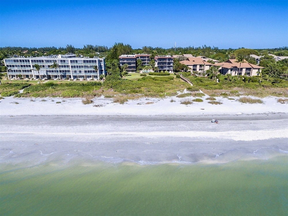 Shorewood Condos by Dream Vacation Rentals