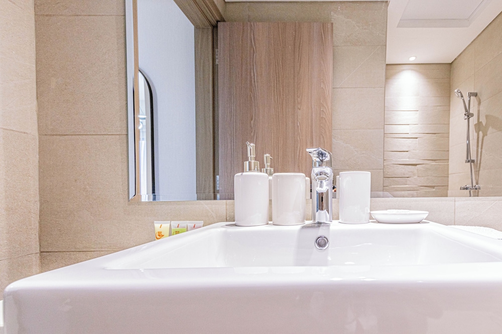 Luxurious 1BR Living in Azizi Riviera 39