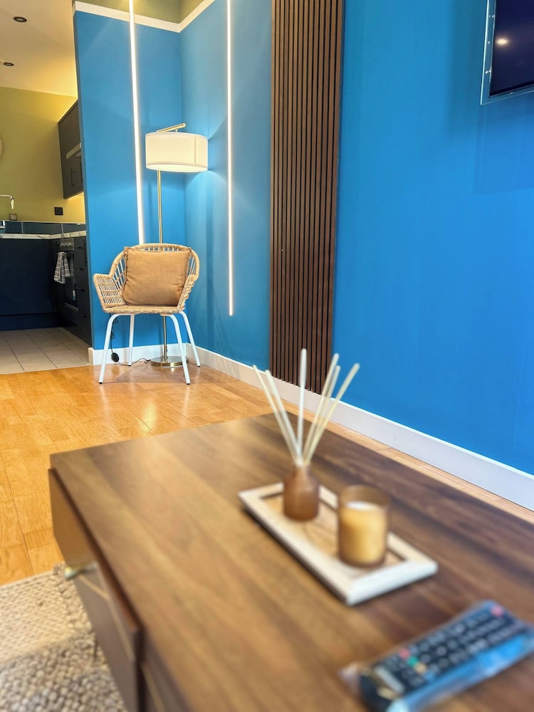 Modern City Blue Apartment Next To The AO Arena Free Parking