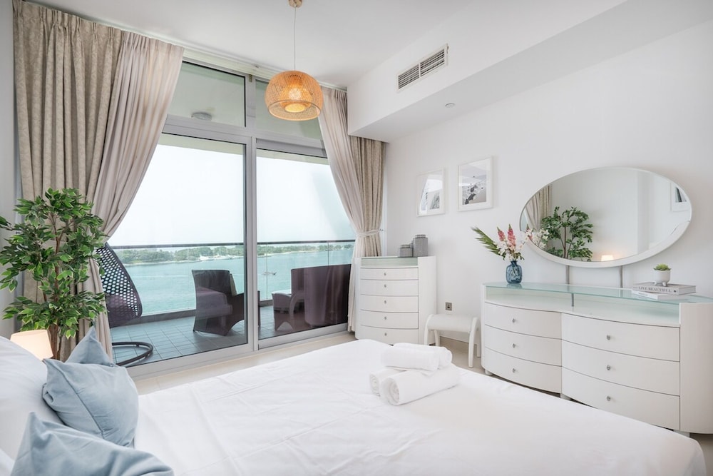 Peaceful and Airy 1-bedroom Apartment With the Palm Beach View