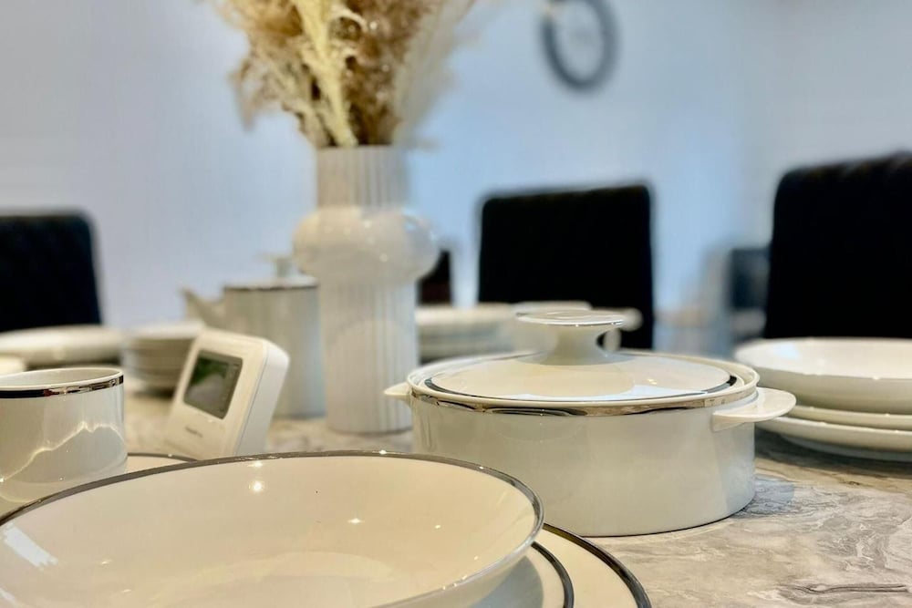 3 Bed Flat - Sleeps 6 - Parking - Wifi
