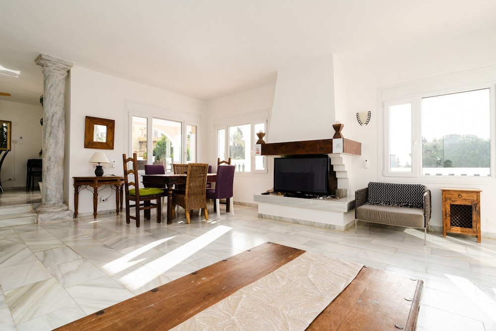 Villa in Marbella With Private Pool and Beach