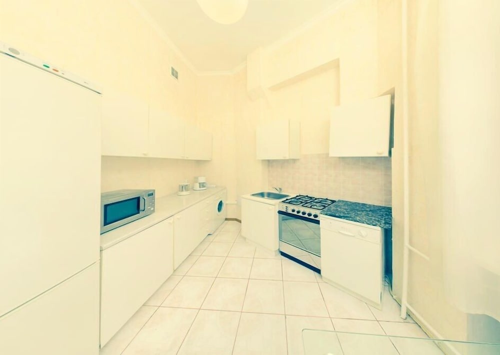 Hotrent Baseina Street Area