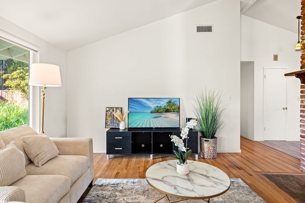 Perfect Family Home With Fireplace Spacious Yard