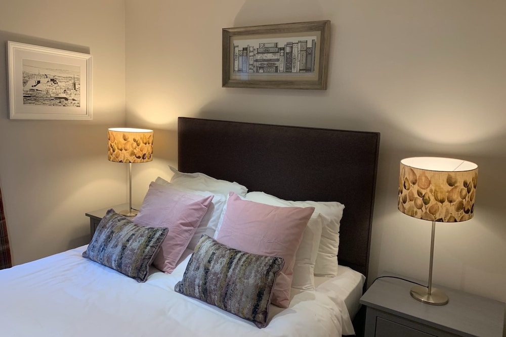 Bright, Modern Apartment - Royal Mile