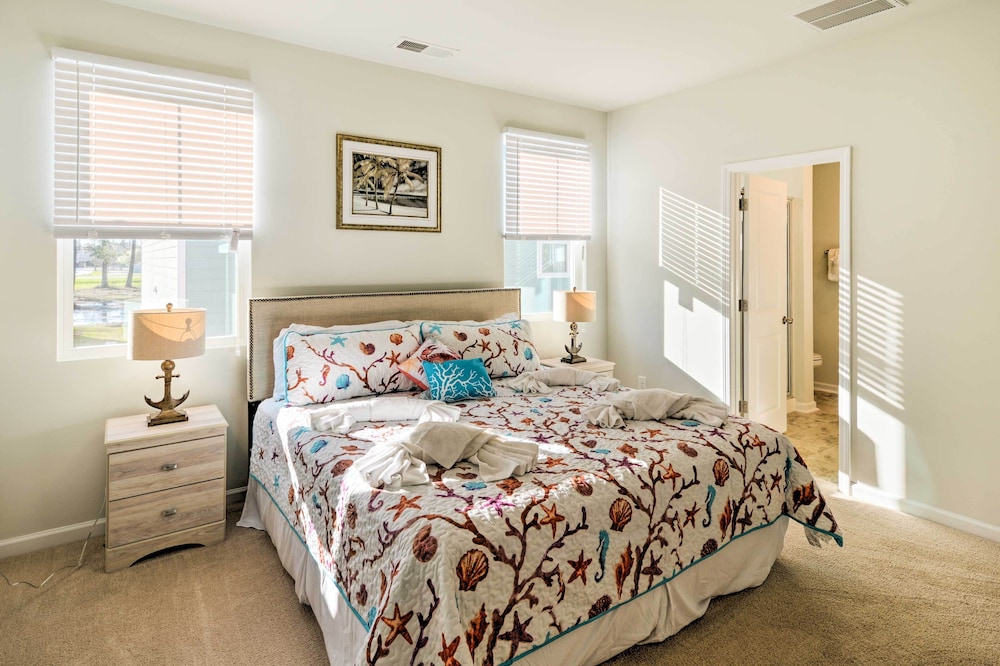 Colorful Myrtle Beach House: 2 Mi to Beaches!