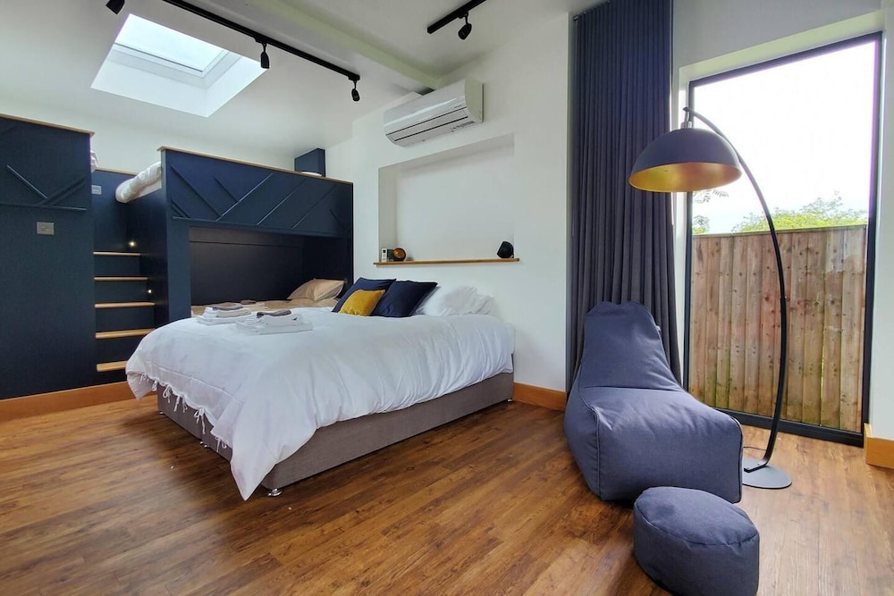 The Cedarwoods - Luxury Studio for 5! view 4