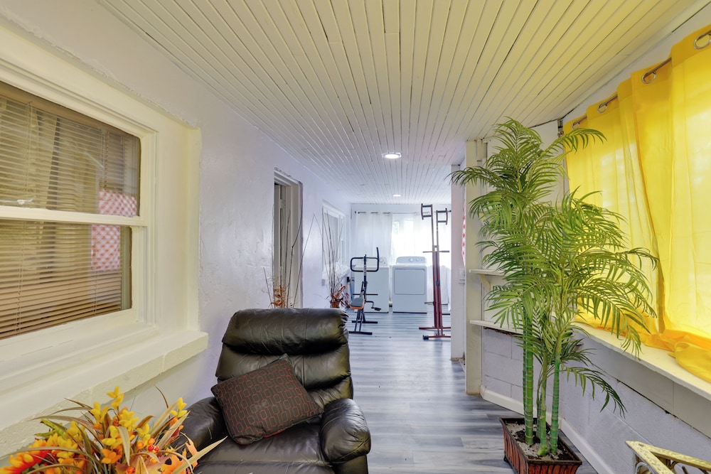 9 Mi to Hersheypark: Spacious Home w/ Deck