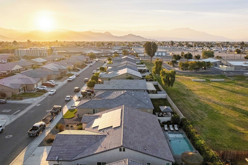 Luxe Indio Stay w/ Pool, Tiki Bar & Fire Pit Near Coachella Longfellow