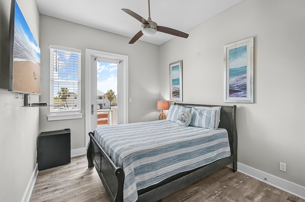 Waterfront Condo With Rooftop + Pool + Boat Slips