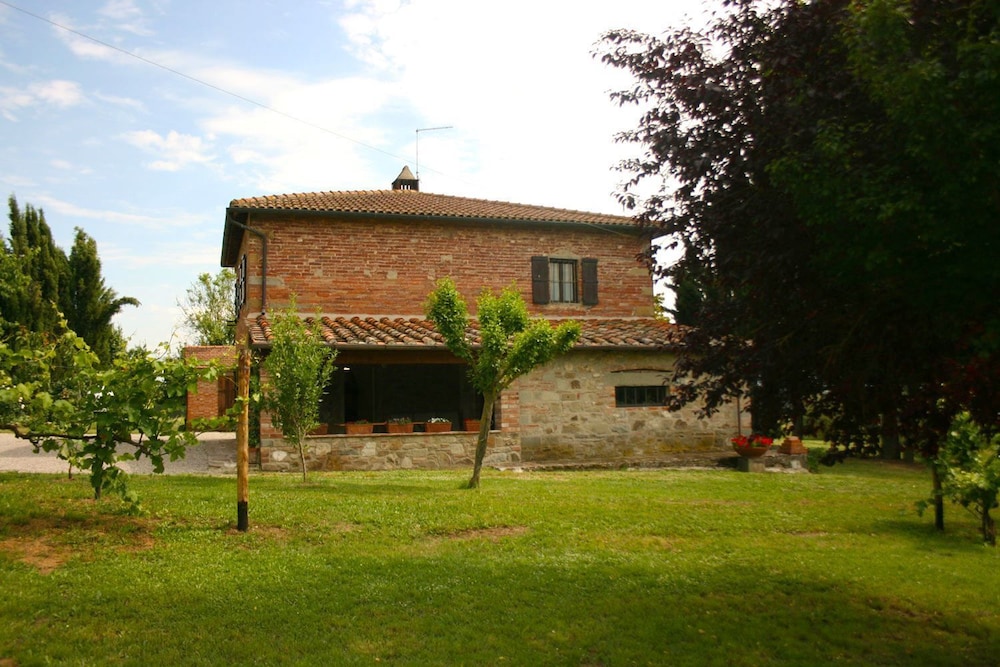 Stunning private villa for 6 guests with private pool, TV, pets allowed and parking