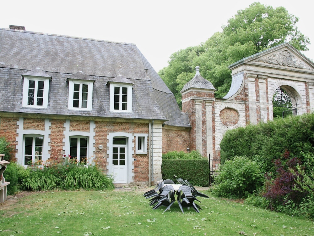 Holiday Home in a Historic Building Near Montreuil