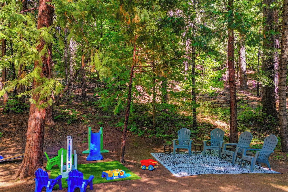 Walk to Fly-in Lake: Blue Lake Springs Cabin!