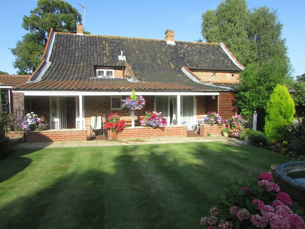 Great Yarmouth Vacations - Decoy Barn - Property Image 8
