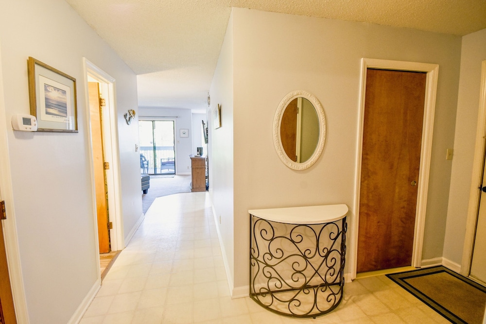 Hermitage 1g 2 Bedroom Condo by RedAwning view 5