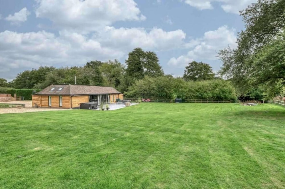 Cedar Barn Getaway, 3 Bed, Sleeps 6, Parking