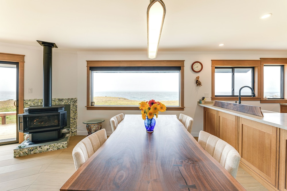 Walk to Beach: Luxury Oceanfront Escape in Caspar