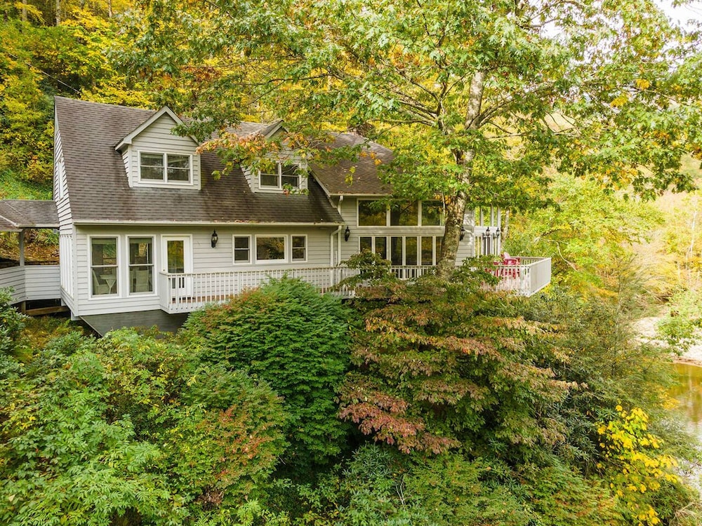 Riverfront Sanctuary Your Mountain Getaway