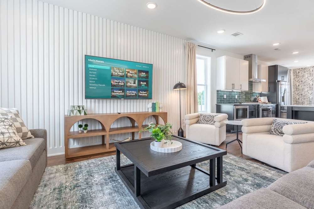 Luxe 4BR With Fire Pit Grill and City Views