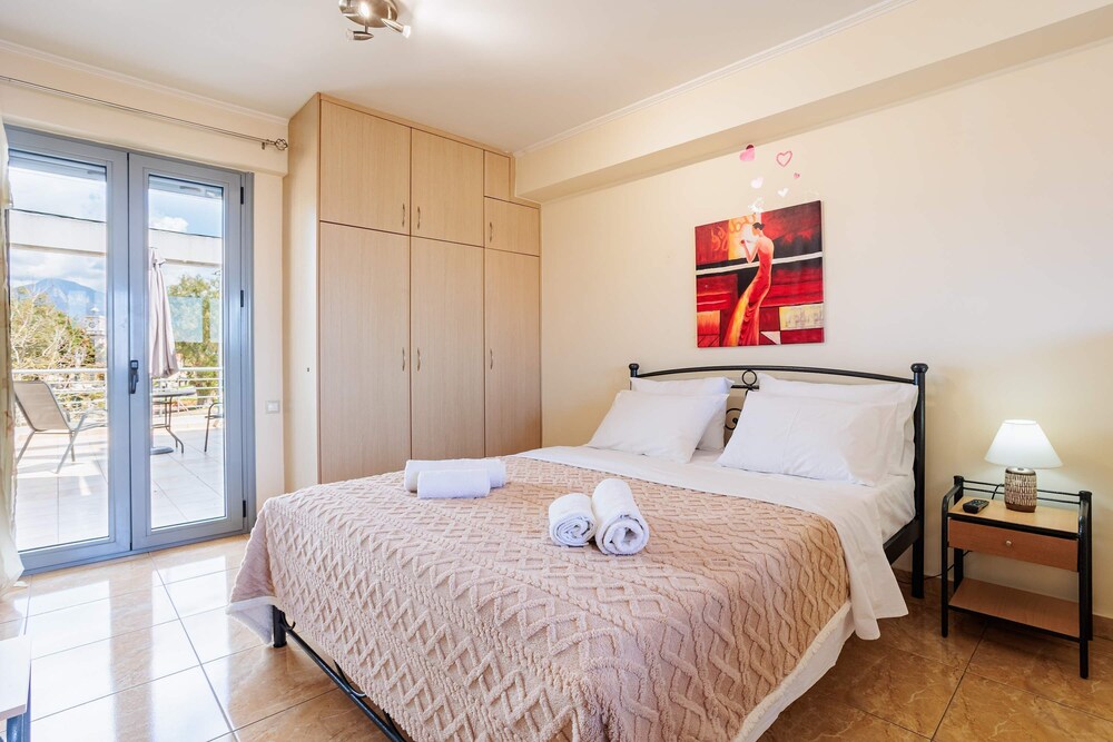 Filiatra Cozy Cental Retreats With Balconies
