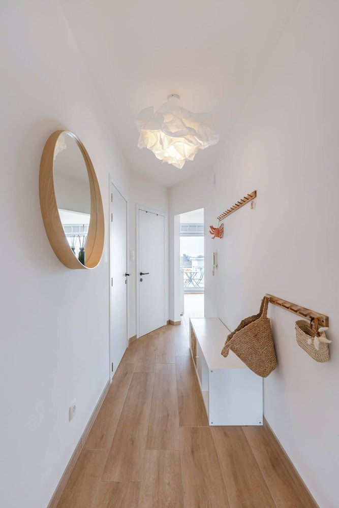 Modern Apartment With Balcony Near City Center