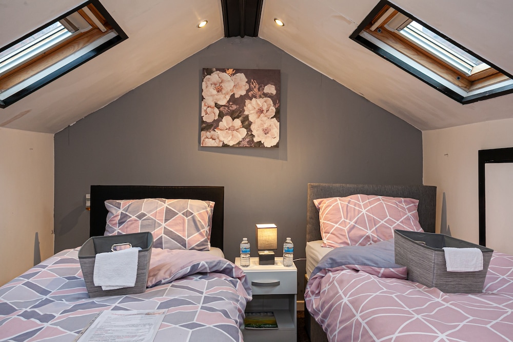Captivating 5-bed House in Horwich Bolton view 4