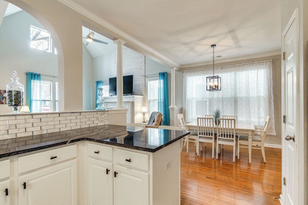 3 Mi to Dtwn Memphis: Charming Family Home!