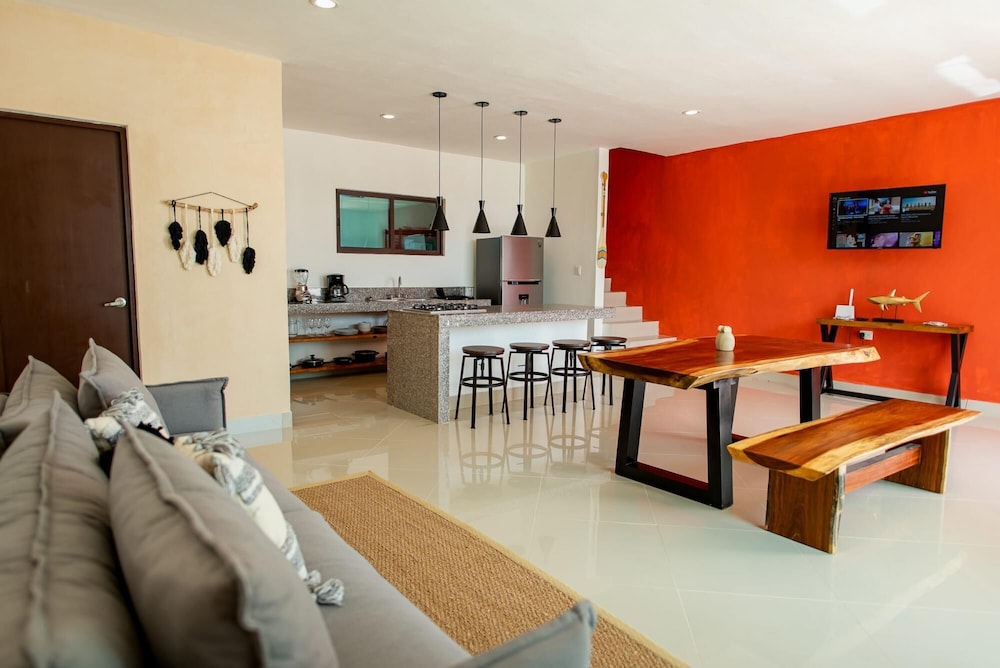 New Modern Villa Private Pool 2 Blocks From the Beach Sleeps 6 view 2