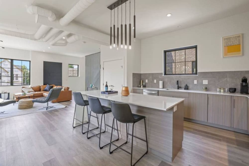Work Of Art -3 Bedroom Elegant Townhome-columbus