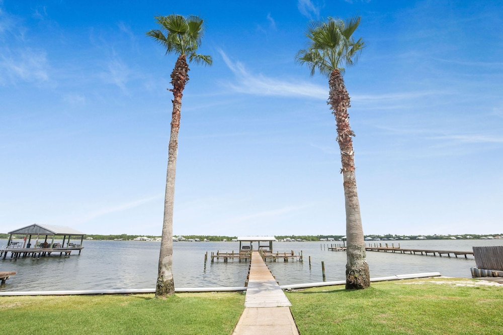 Lagoon Landing 202- Beautifully Decorated Condo With Balcony Pool Steps to Beach Lagoon