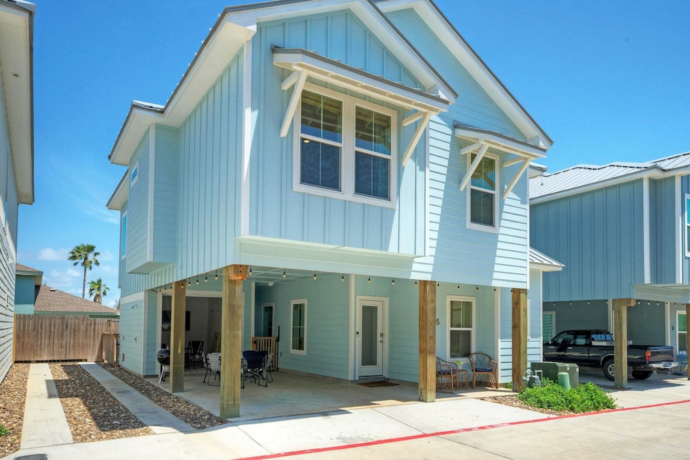 Luxury 4bdr Beach Retreat w/ Private Pool Walk to Dining + Shops Shore Thang
