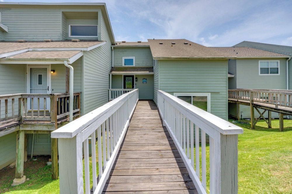 Boat & Fish: Gem w/ Water Views on Lake Livingston