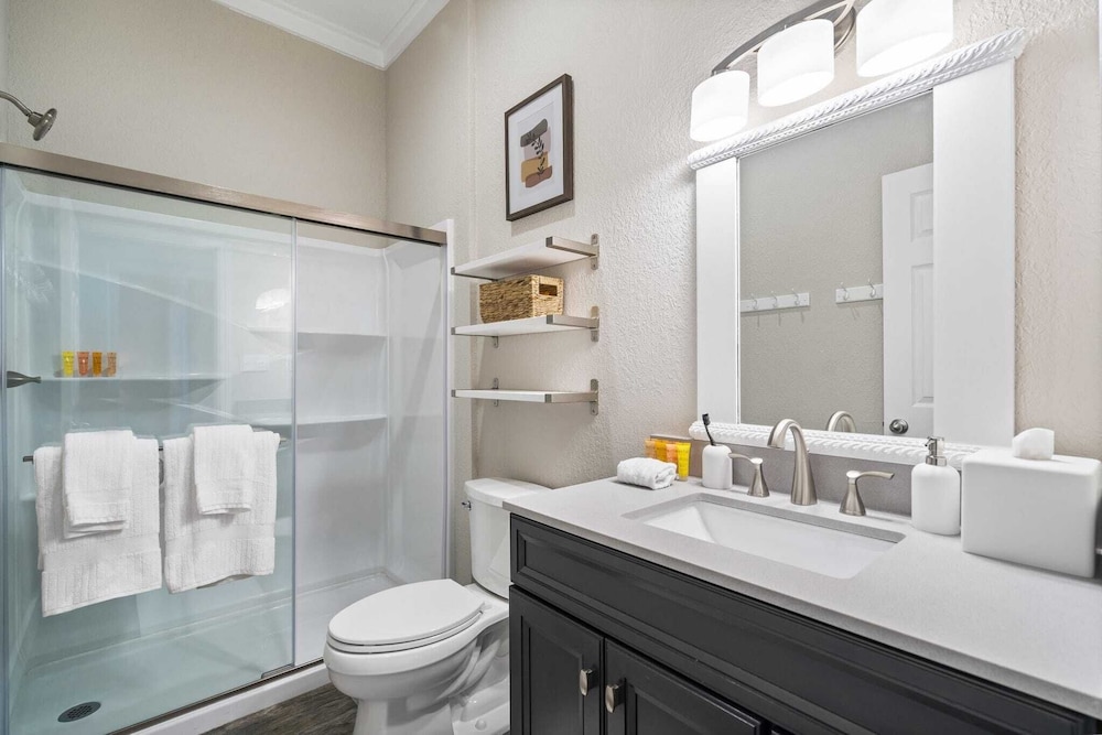 7bdr w/ Private Pool, Hot Tub, Fire Pit, Walk to Beach Tidal Wave by Avantstay