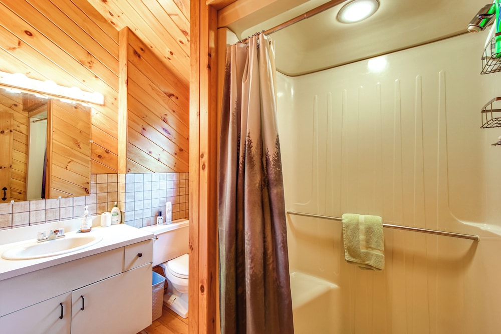 8 Mi to Okemo Mountain Resort: Mtn-view Retreat!