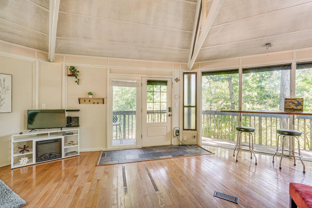 Unique Treehouse Hideaway Near Lake of the Ozarks