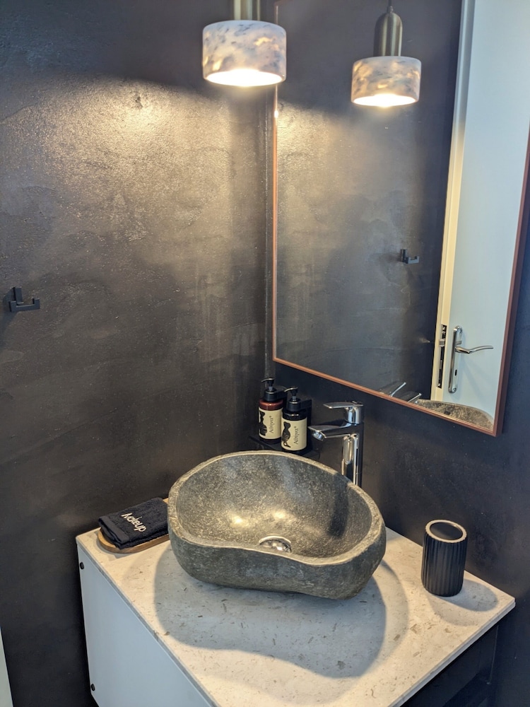 Thronos Suites