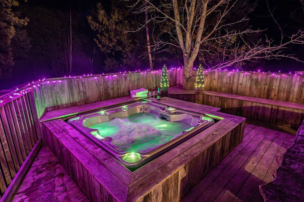 Hot Tub Waterfront Cottage - Near Sauble Beach