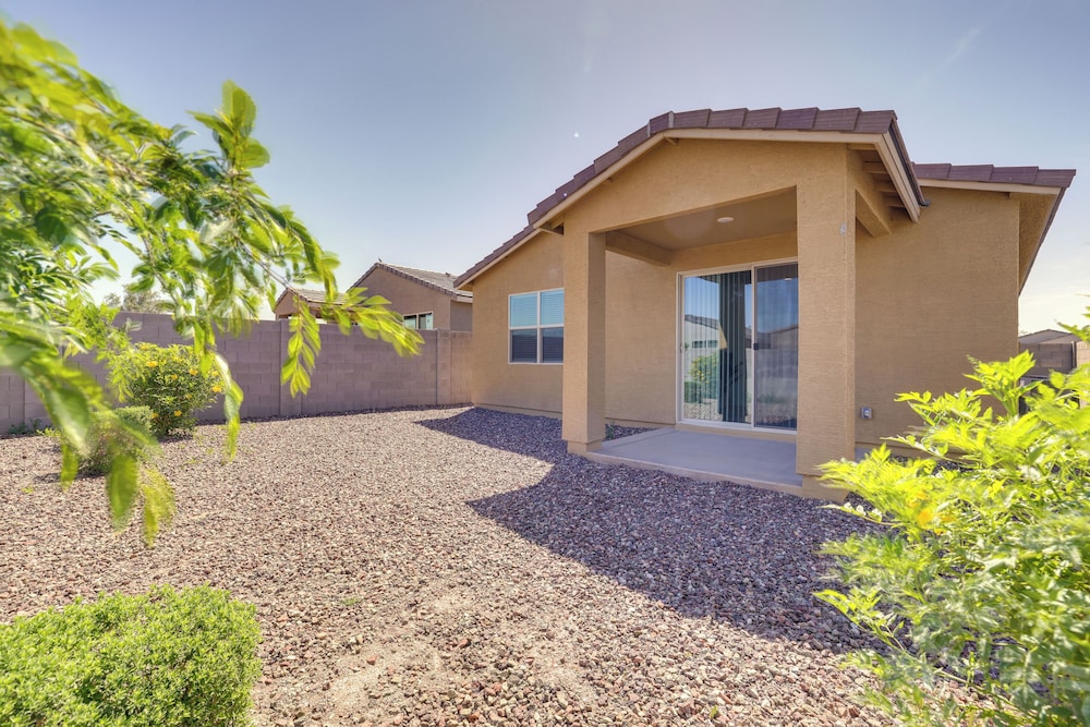 10 Mi to Downtown: Suburban Phoenix Home
