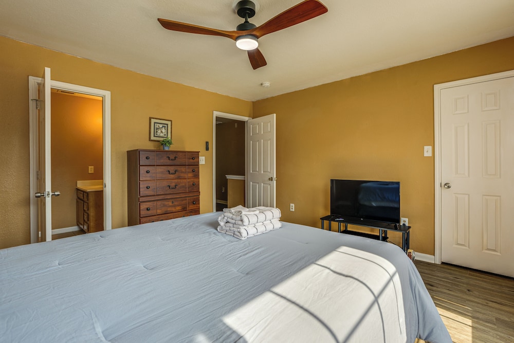 11 Mi to Dtwn Houston: Pet-friendly Home w/ Yard!