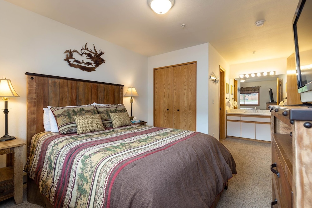113 Cinnamon Ridge 2 Bedroom Condo by RedAwning view 2