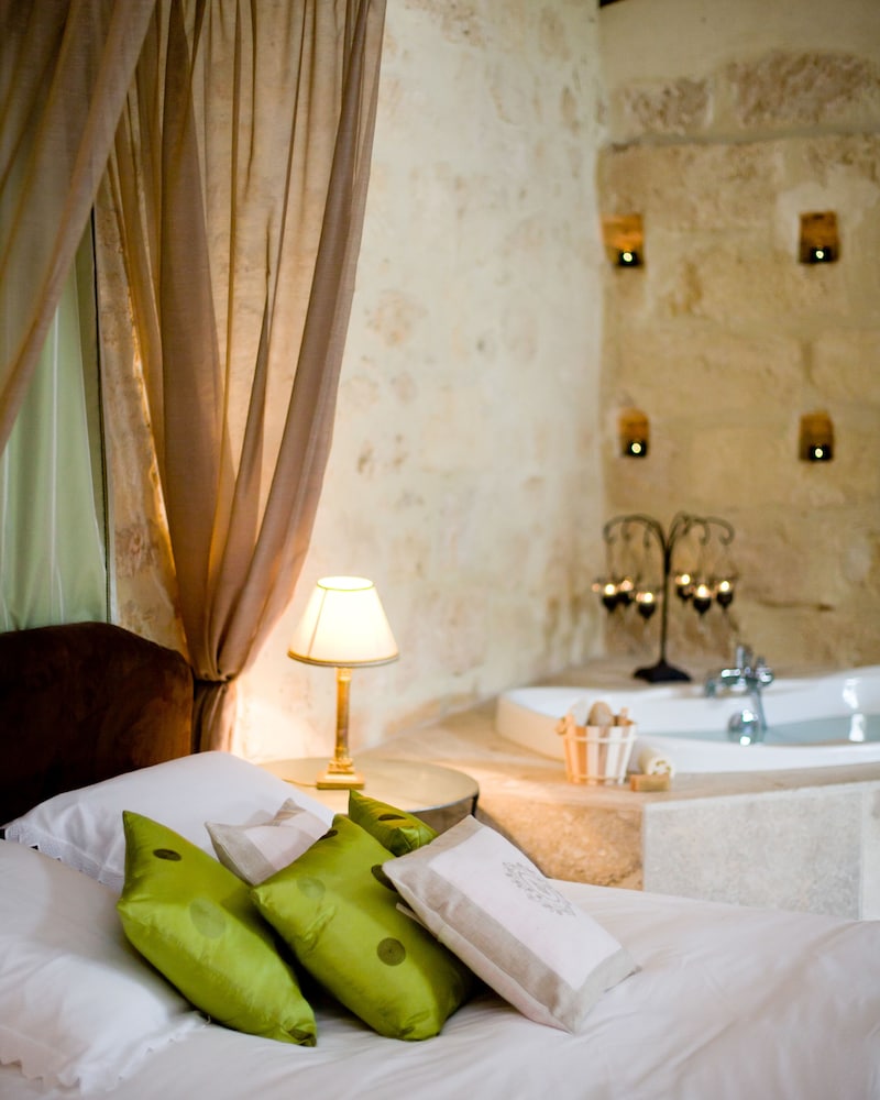 Château Latour Segur Suites & Spa