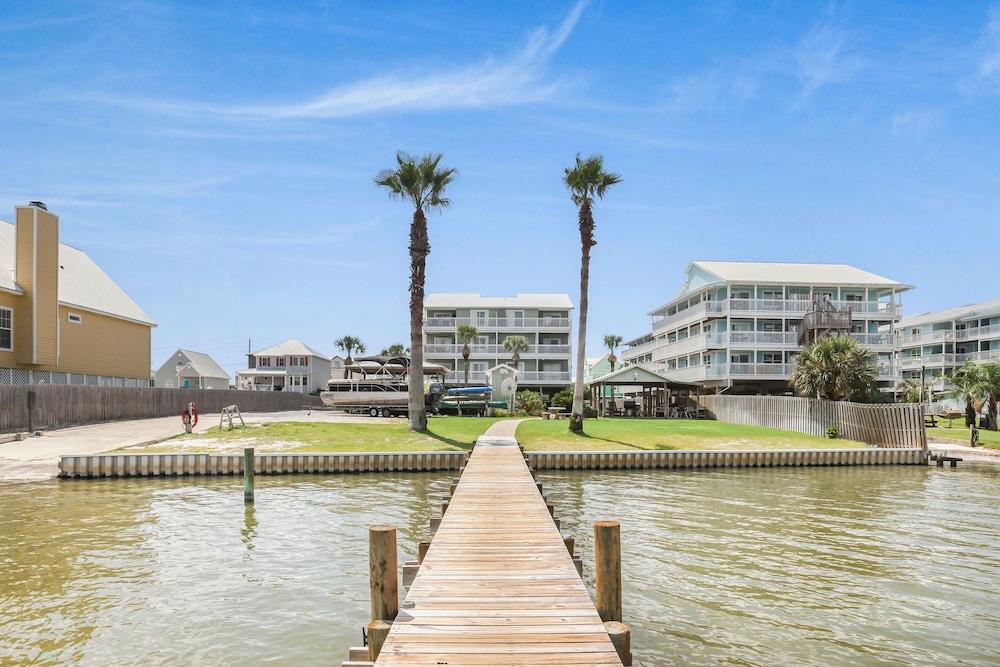 Lagoon Landing 202- Beautifully Decorated Condo With Balcony Pool Steps to Beach Lagoon