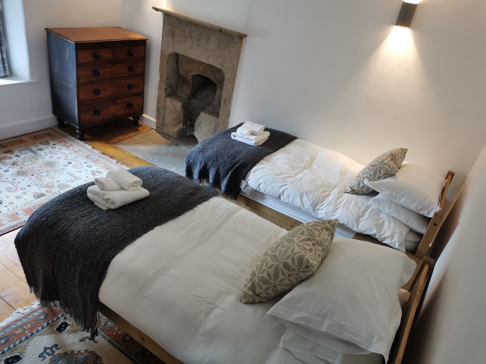 Beautiful Peak District Cottage With Hot Tub view 4