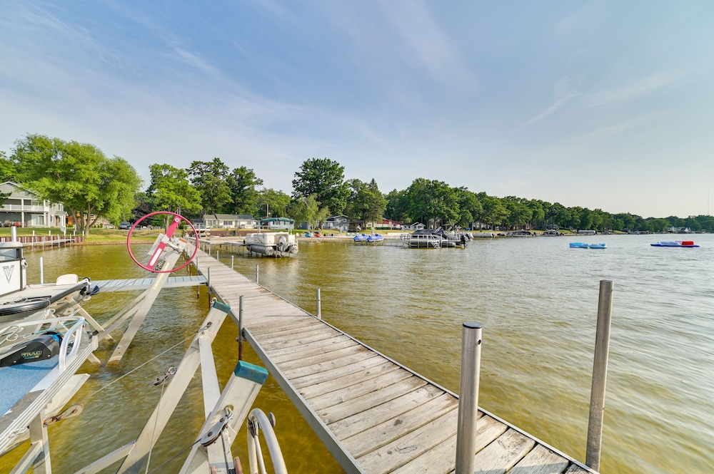 Houghton Lake Family Cottage w/ Game Room! view 4