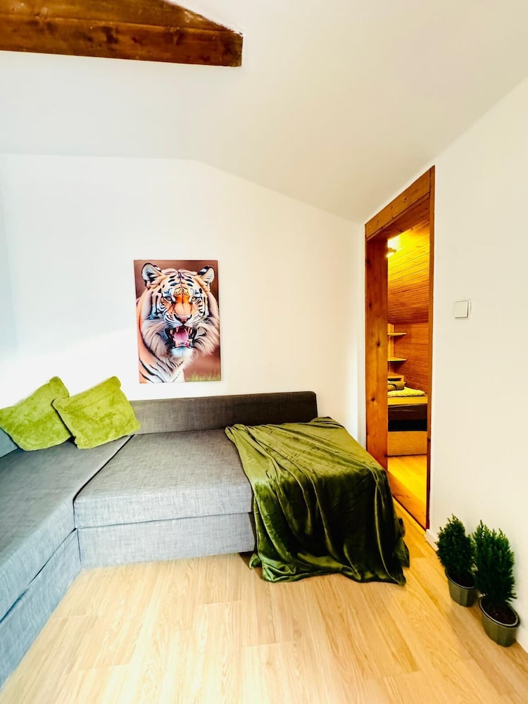 7 private Rooms in a spacious Villa