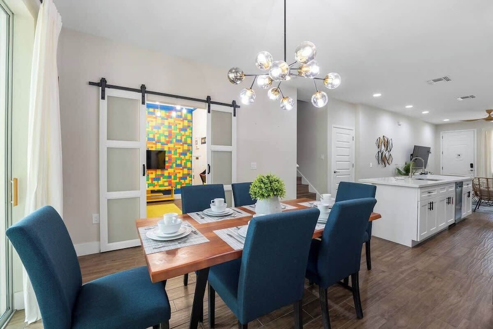 Beautiful 4BR Home w/ Modern Design