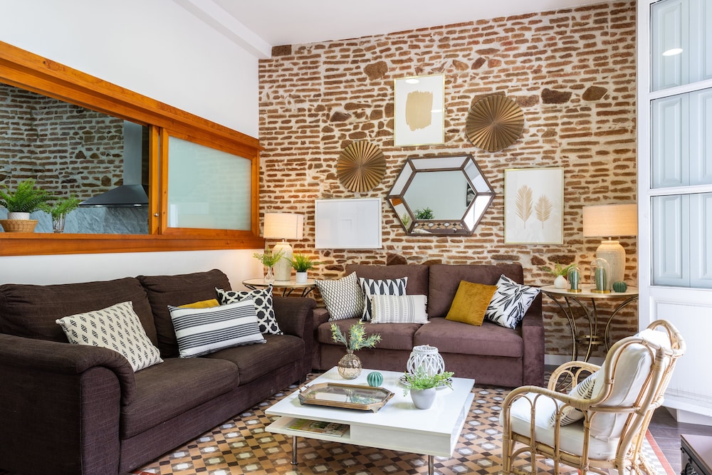 3 Bd Apartment With Balconies Next to Larios Street. Larios