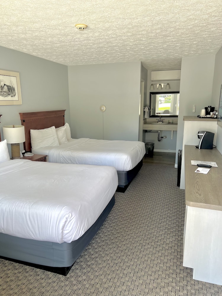 Empire Lakeshore Inn