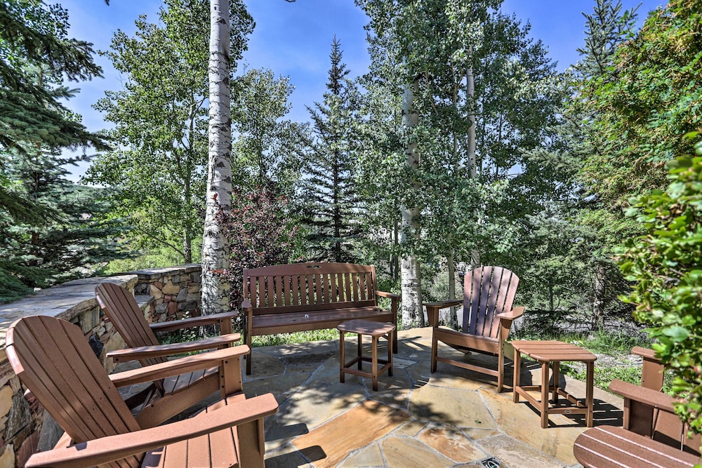 Upscale Ski-in/ski-out Escape w/ Deck + Grill